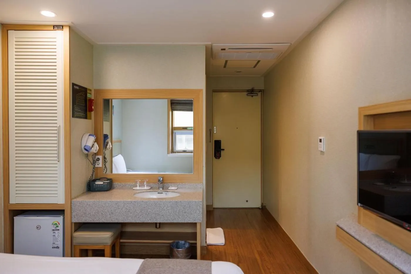 Staz Hotel Jeju Robero 3*,